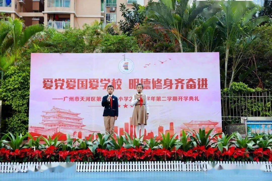 冯小刚一家四口罕同框！俩女儿同台无交流，56岁徐帆打扮被嘲太土